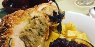 Mit Gänseleberpaste gefülltes Hähnchenbrustfilet