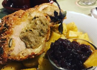 Mit Gänseleberpaste gefülltes Hähnchenbrustfilet