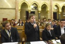 Budapest: Kinder im Parlament