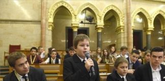 Budapest: Kinder im Parlament