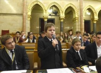 Budapest: Kinder im Parlament