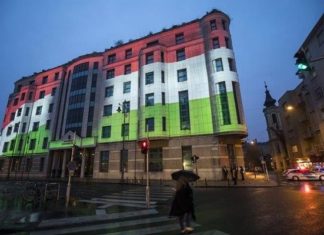 Schön bunt: Ungarische Lichtspiele in Budapest zum Nationalfeiertag