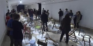 Bewegend: Viele Menschen bei Stuhlausstellung in Budapest