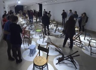 Bewegend: Viele Menschen bei Stuhlausstellung in Budapest