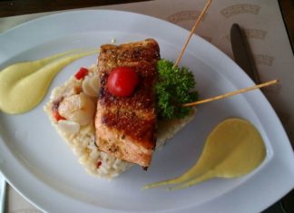 Etwas Leichtes: Lachsfilet auf Reisbett im Calico Jack / Debrecen