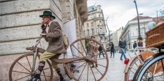 Historische Fahrräder beim Tweed Run in Budapest unterwegs