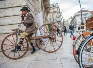 Historische Fahrräder beim Tweed Run in Budapest unterwegs