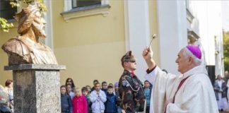 Hier weiht der Bischof die Statue des Heiligen Ladislaus ein