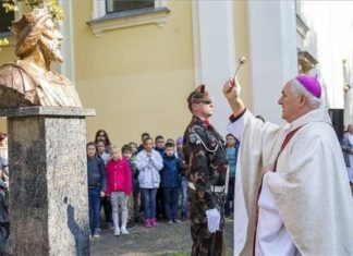 Hier weiht der Bischof die Statue des Heiligen Ladislaus ein