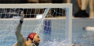 Ungarisches Finale beim europäischen Wasserball-Supercup Auf dem Bild pariert der Szolnoler Torwart Viktor Nagy den letzten Strafwurf, danach war das Finale entschieden.