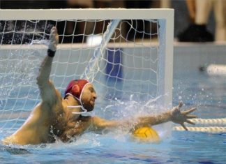 Ungarisches Finale beim europäischen Wasserball-Supercup Auf dem Bild pariert der Szolnoler Torwart Viktor Nagy den letzten Strafwurf, danach war das Finale entschieden.