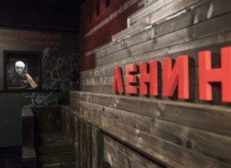 Kritische Ausstellung zur Oktoberrevolution im Terrorhaus