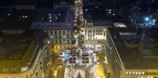 Eiskunstlaufbahn auf Weihnachtsmarkt vor St. Stephans Basilika in Budapest