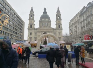 Budapester Weihnachtsmarkt vor der Basilika ist viertschönster in Europa!