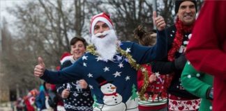 Lauf mit hässlichem Weihnachtspullover