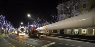Mega Schwertransporter auf Ungarns Straßen unterwegs