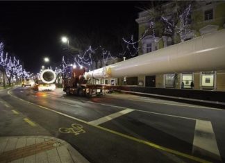 Mega Schwertransporter auf Ungarns Straßen unterwegs