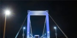 Elisabethbrücke in den finnischen Landesfarben