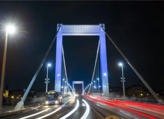 Elisabethbrücke in den finnischen Landesfarben