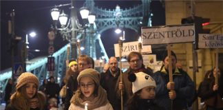 Ein Fackelgang in Budapest für den Frieden