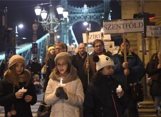 Ein Fackelgang in Budapest für den Frieden
