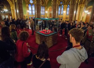 Die Ungarische Krone im Parlament bestaunen