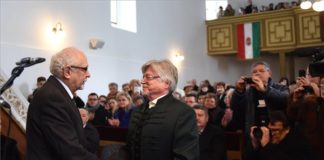 Levente Szörényi bekam die Kölcsey-Gedenktafel