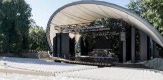 Das Margitsziget-Freilichttheater mit einer besonderen Aufführung im Juli