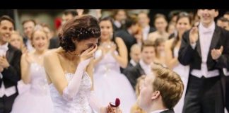 Wie süß: Heiratsantrag beim Abschlussball!