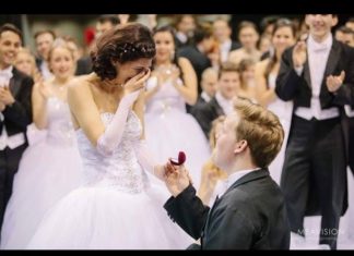 Wie süß: Heiratsantrag beim Abschlussball!