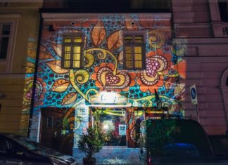 Eine Bar mit Kunst in Székesfehérvár