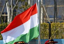 Winterolympiade: Die ungarische Flagge weht im Olympischen Dorf