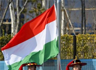 Winterolympiade: Die ungarische Flagge weht im Olympischen Dorf