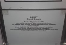 Ist das diskriminierend? DIESER Hinweis auf Türkisch an der Deutschen Botschaft