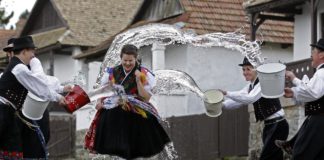 Viel los an den Ostertagen in Hollókő