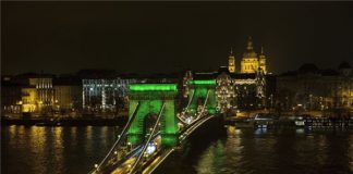 Die Budapester Kettenbrücke war grün!