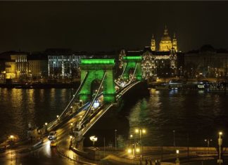 Die Budapester Kettenbrücke war grün!