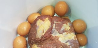 Den Osterschinken mit Eiern kochen
