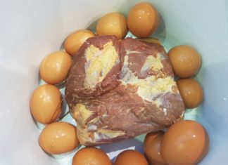 Den Osterschinken mit Eiern kochen