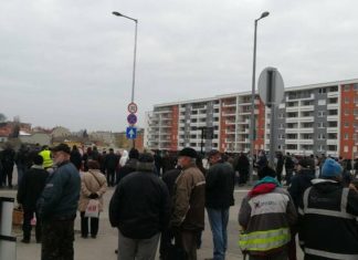 HIER wird der alte Ölturm in Györ gesprengt!