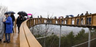 Gehweg über den Bäumen von Pannonhalma