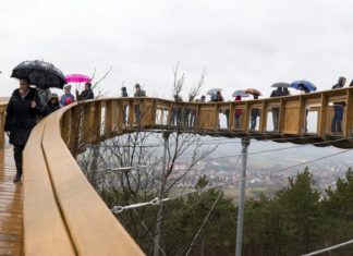 Gehweg über den Bäumen von Pannonhalma