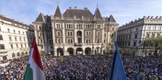 Zehntausende demonstrierten in Budapest