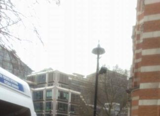 Es bleibt spannend! Kilomterlange Warteschlangen immer noch vor Wahlbüros!