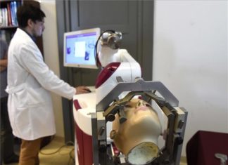 Erstmals wurde eine Gehirnoperation mit einem Roboter in Ungarn durchgeführt