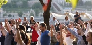 Grüße aus Budapest – Mitglieder der Folk Dance Group mit Flashmob
