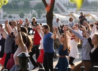 Grüße aus Budapest – Mitglieder der Folk Dance Group mit Flashmob