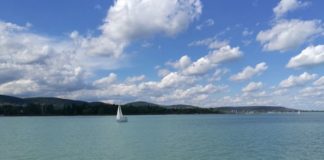 Mann filmte FKK-Strand Besucher in Balatonberény mit einer Sonnenbrillen-Kamera