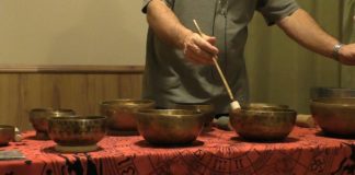 Tinitus Retrain Therapie mit Klangschalen