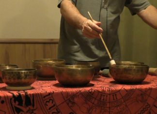 Tinitus Retrain Therapie mit Klangschalen